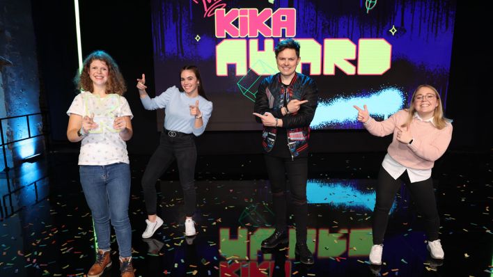 Die Gewinnerinnen des "KiKA Kinder für Kinder Award" erhielten die Auszeichnung für ihr Projekt "KULTinklusive". Mit ihnen freute sich Projektpate Michael Patrick Kelly.