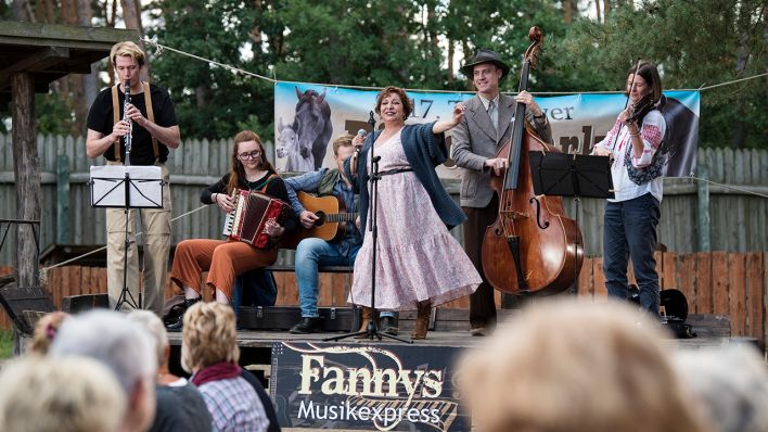 Fanny (Manon Straché) tritt mit ihrer Band auf dem Pferdemarkt auf. | rbb/ARD Degeto/A. Thomaß