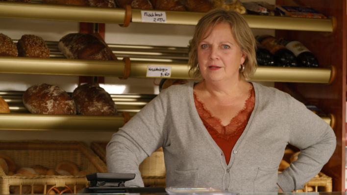 Tina (Gabriela Maria Schmeide) in ihrem Bäckermobil (Bild: rbb/Stefan Erhard)