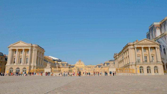Frontale Außenansicht vom Schloss Versailles. | rbb/Medeafilm/Marcus Winterbauer
