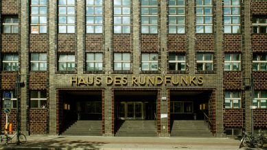 Das Haus des Rundfunks in der Berliner Masurenallee: Seit 90 Jahren ist es auf Sendung. (Bild: rbb/Gundula Krause)