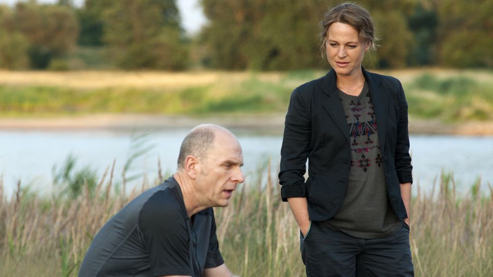 Olga (Maria Simon) spricht mit Gerd Heise (Götz Schubert) am Ufer der Oder. (Bild: rbb/Oliver Feist)