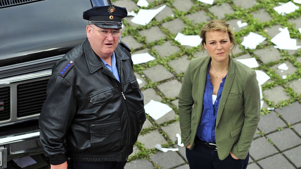 Krause (Horst Krause) informiert Lenski (Maria Simon) am Tatort. (Bild: rbb/Oliver Feist)