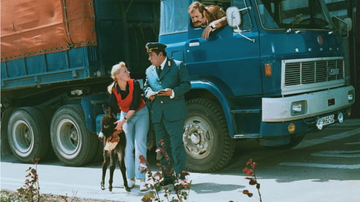 Jana (Karla Chadimová) und Fred (Manfred Krug, im LKW) überzeugen einen Grenzbeamten, den Esel passieren zu lassen.