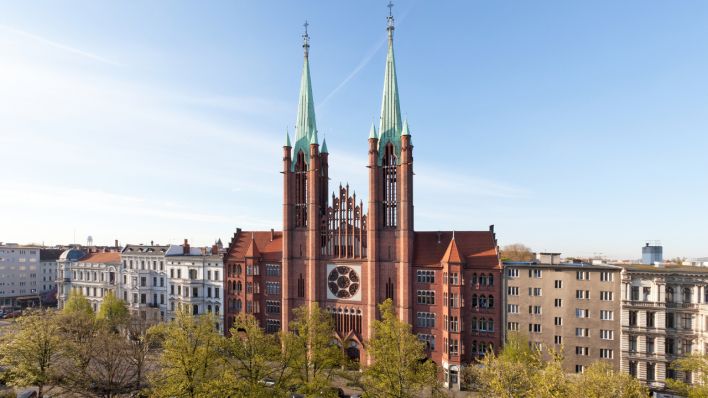Der Rundfunk Berlin-Brandenburg (rbb) überträgt für Das Erste am Pfingstmontag einen katholischen Gottesdienst aus der Pfarrkirche St. Bonifatius in Berlin-Kreuzberg.