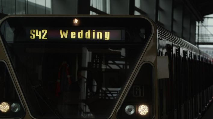 S-Bahnzug mit Aufschrift S42 Wedding