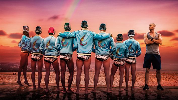 Matthias Le Goff (Nicolas Gob, re.) trainiert die schwule Wasserball-Mannschaft "Die glitzernden Garnelen" für die Gay Games.