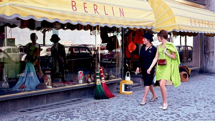 Frauen beim Shoppen am Kurfürstendamm in Berlin, 1956. | rbb/Jürgen Wagner/Timeline Images/Süddeutsche Zeitung Photo