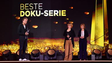 v.l.n.r. Autor Carl Gierstorfer, Produzentin Antje Boehmert und rbb-Redakteurin Ute Beutler bei der Verleihung des Deutschen Fernsehpreises 2021 (Bild: RTL Julia Feldhagen)