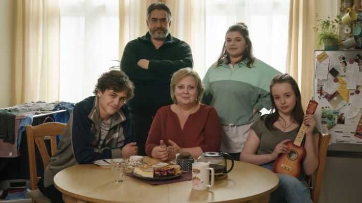 Das ist Familie: Tina (Gabriela Maria Schmeide), Harry (Alexander Hörbe), Caro (Runa Greiner), Felix (David Ali Rashed), Julia (Fine Sendel). (Bild: rbb/Stefan Erhard)