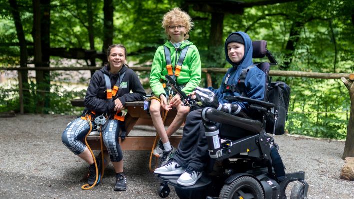 Carl Josef (16) überrascht seine Gäste Emily (14) und Konrad (13) mit einem Tag im Hochseilgarten. (Bild: rbb/Nordisch Filmproduction/Saskia Stoichev)