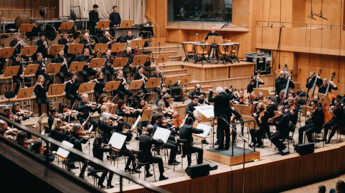 Deutsches Symphonie-Orchester Berlin unter der Leitung von Johannes Kalitzke im Großen Sendesaal des rbb (Bild: rbb/Simon Detel)