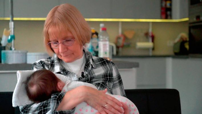 Pflegemutter Elke Baumann kümmert sich um Babys, die vom Jugendamt in Obhut genommen wurden.