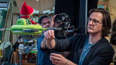 Regisseur Stefan Schomerus und Kameramann Björn Ullrich prüfen die Einstellungen während der Dreharbeiten im Sandmann-Studio.
