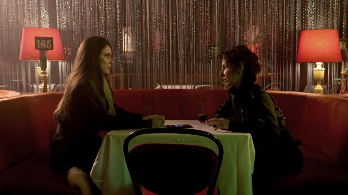 Nina Rubin (Meret Becker) arrangiert ein Treffen mit ihrer Zeugin in einem Frauentanzclub. (Bild: rbb/Aki Pfeiffer)