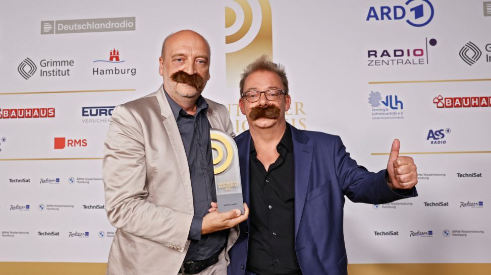 Robert Skuppin und Rolf Kunz (mit "Gotti"-Bart) | rbb/NDR/Deutscher Radiopreis/Morris Mac Matzen