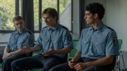RALF (Gustav Schmidt) zwischen zwei Mitstudenten MICHAEL (Vito Sack) und MAXIMILIAN (Baris Gül) schildert seine Sicht auf eine Lehrübung in der Polizeiakademie. (Bild: rbb/Marcus Glahn)