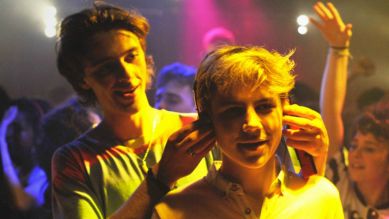 David (Benjamin Voisin, li.) setzt Alexis (Félix Lefebvre) während einer Party Kopfhörer auf.
