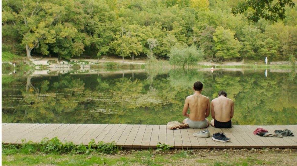 Victoras (Vasilis Magouliotis, li.) und Mathias (Anton Weil) legen eine Pause an einem See ein.