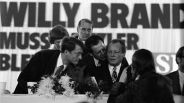 SPD-Parteitag in Dortmund: Willy Brandt, Günter Guillaume, Dietrich Sperling und BKA-Beamter Bauhaus. (Bild: rbb/Friedrich-Ebert-Stiftung/J.H. Darchinger)