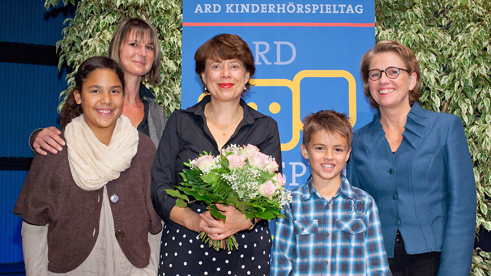 Eine Kinderjury vergab den Preis an das Hörspiel "Tante Traudls bestes Stück" (rbb) von Sabine Ludwig (Mitte).
