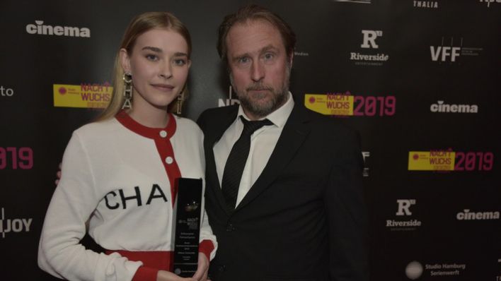 Milena Tscharntke und Bjarne Mädel bei der Preisverleihung des Studio Hamburg Nachwuchspreises 2019