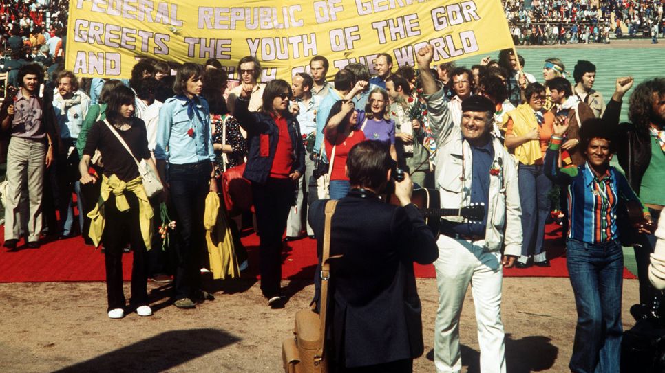Die Delegation der Bundesrepublik Deutschland am Eröffnungstag (28.7.1973) beim Einmarsch in das "Stadion der Jugend". Quelle: dpa