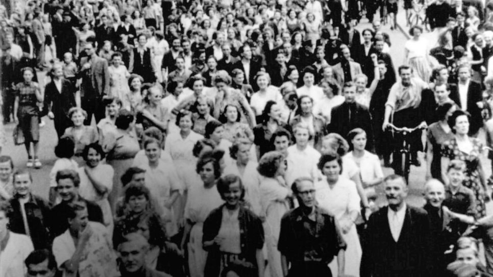 Menschenmassen auf dem Marktplatz in Halle, 17. Juni 1953. (Bild: Albert Ammer; Quelle: rbb / Archiv Alexander K. Ammer)
