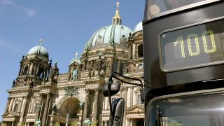 100er Bus vor dem Berliner Dom, Quelle: imago/ Steinach