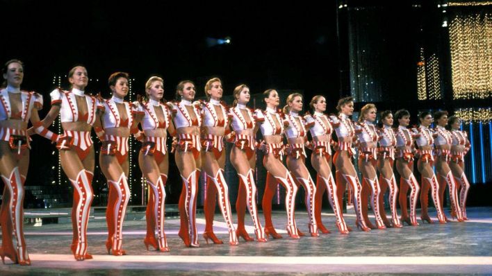 Reihe von Tänzerinnen in rot-weißen