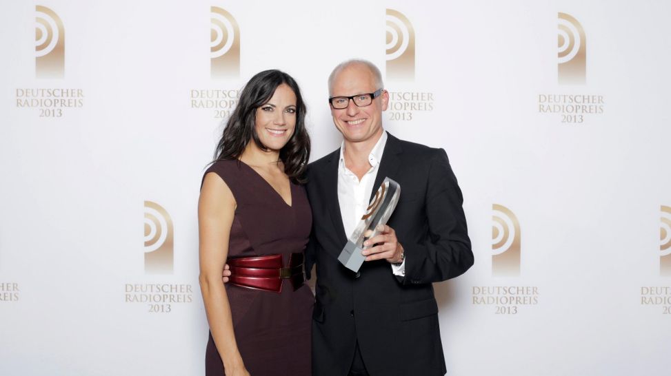 Volker Wieprecht erhält den Deutschen Radiopreis 2013 als “Bester Moderator”, Laudatorin ist Bettina Zimmermann. | rbb/Thomas Ecke