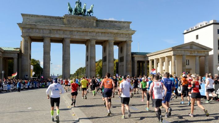 Läuferinnen und Läufer am Brandenburger Tor beim Berlin-Marathon 2013. / rbb/Oliver Ziebe